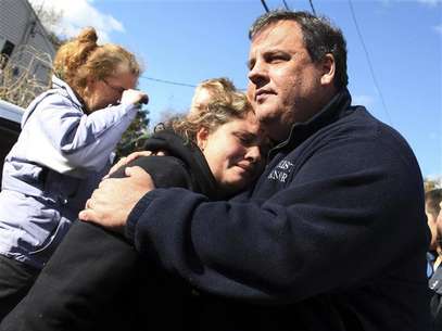 New Jersey Governor Chris Christie comforts Kerri Berean whose home was damaged by Hurricane Sandy in Little Ferry, New Jersey, November 3, 2012 in this handout image courtesy of the governor's office. Foto: New Jersey Governor's Office / Reuters