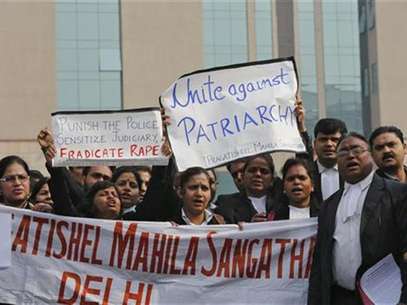 Un grupo de abogados realizan una protesta a las afueras de una corte en demanda por medidas más expeditas en contra de los delitos relacionados con violación en Nueva Delhi, ene 3 2013.  Foto: Adnan Abidi / Reuters