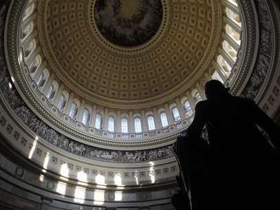 A statue of the United States first President, George Washington, is seen under the Capitol dome in Washington January 2, 2013. Foto: Gary Cameron / Reuters