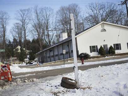 The sign post that used to mark the entrance to the Sandy Hook Elementary school, and where a makeshift memorial for victims who died in the December 14 shootings once stood, is seen empty in Newtown, Connecticut January 2, 2013. Many of the children who escaped last month's massacre at a Newtown, Connecticut, elementary school on Wednesday afternoon will get their first glimpse of their new school, which has been decked out as a "Winter Wonderland" with the help of thousands of kids from around the country. Foto: Shannon Stapleton / Reuters