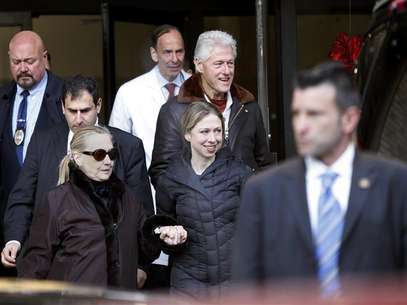 U.S. Secretary of State Hillary Clinton (L) leaves New York Presbyterian Hospital with husband, Bill (TOP), and daughter, Chelsea (C), in New York, January 2, 2013. The secretary of state, who has not been seen in public since Dec. 7, was revealed on Sunday evening to be in a New York hospital under treatment for a blood clot that stemmed from a concussion she suffered in mid-December. Foto: Joshua Lott / Reuters