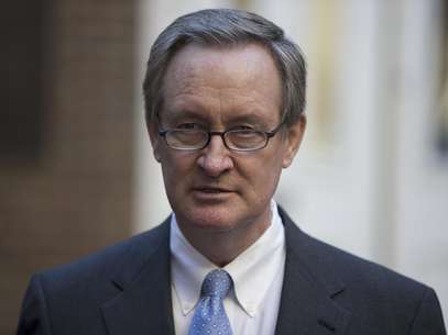 El senador Michael Crapo, republicano de Idaho, habla ante los medios afuera de la Corte de Distrito de Alexandria, Virginia, el viernes 4 de enero de 2013, después de declararse culpable de un delito menor por un cargo de conducir un vehículo en estado de ebriedad.  Foto:  Evan Vucci / AP