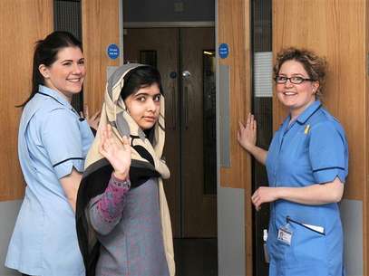 Pakistani schoolgirl Malala Yousufzai (C) waves with nurses as she is discharged from The Queen Elizabeth Hospital in Birmingham in this handout photograph released on January 4, 2013. Foto: Queen Elizabeth Hospital Birmingham / Reuters