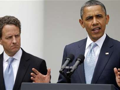 U.S. Treasury Secretary Timothy Geithner speaks at the Institute of International Finance (IIF)'s annual meeting in Tokyo in this October 11, 2012 file photo. Geithner's plans to leave near the end of January 2013 put the White House in a tricky spot, depriving the Obama administration of its longest-serving economic adviser for its next fiscal showdown with Congress. Foto: Yuriko Nakao / Reuters