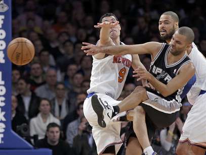 San Antonio Spurs guard Tony Parker (C) slams into New York Knicks guard Pablo Prigioni (L) as he passes in the first quarter of their NBA basketball game at Madison Square Garden in New York January 3, 2013. Foto: Ray Stubblebine / Reuters