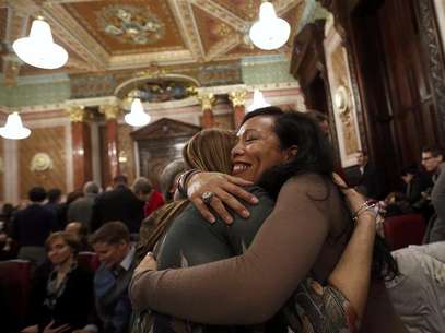 Mercedes Santos (R) hugs her partner of 21 years, Theresa Volpe, after a vote in a Committee hearing at the Illinois State Capital in Springfield, Illinois, January 3, 2013. Illinois could become the next U.S. state to legalize gay marriage. Foto: Jim Young / Reuters