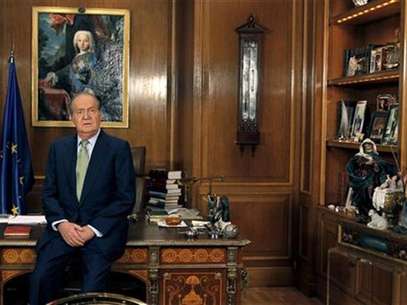 Spanish King Juan Carlos speaks during his traditional Christmas message at Zarzuela Palace in Madrid December 24, 2012. Foto: Andres Ballesteros / Reuters