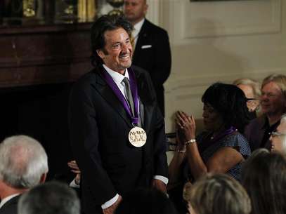 National Medal of Arts recipient, actor Al Pacino acknowledges the applause after receiving the medal from U.S. President Barack Obama at a ceremony in the East Room of the White House in Washington, February 13, 2012. Foto: Jason Reed / Reuters