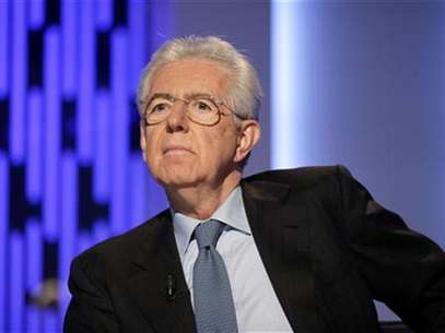 Italy's outgoing Prime Minister Mario Monti poses before the taping of the talk show "Otto e mezzo" (Eight and a half) at La7 television in Rome January 4, 2013. Foto: Max Rossi / Reuters