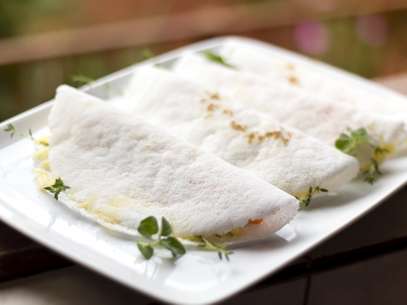 A tapioca é uma opção versátil que pode ser servida no café da manhã, como lanche salgado e até sobremesa Foto: Getty Images