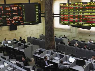 Traders work at the Egyptian stock exchange in Cairo January 3, 2013. Foto: Asmaa Waguih / Reuters