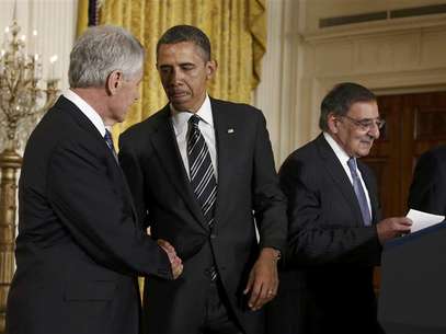 U.S. President Barack Obama (C) greets his Defense Secretary-nominee, former U.S. Senator Chuck Hagel, as current Defense Secretary Leon Panetta (R) takes the podium prior to the president anouncing Hagel's nomination at the White House in Washington January 7, 2013. Foto: Jason Reed / Reuters