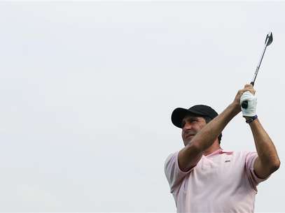 Jose Maria Olazabal of Spain tees off on the second hole during the first day of the Hong Kong Open golf tournament November 15, 2012. Foto: Tyrone Siu / Reuters