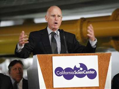 California Governor Jerry Brown speaks during the opening ceremony of the Space Shuttle Endeavour Exhibition at the California Science Center in Los Angeles, California October 30, 2012. Foto: Mario Anzuoni / Reuters