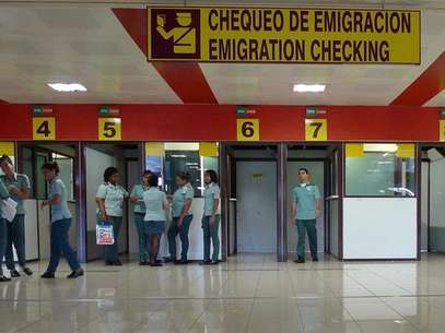 Immigration officers wait for travellers at the control checkpoint at Havana's Jose Marti International Airport October 16, 2012. Foto: Desmond Boylan / Reuters