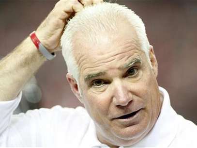 Atlanta Falcons head coach Mike Smith watches from the sideline in the first half of their NFL football game against the Tampa Bay Buccaneers in Atlanta, Georgia December 30, 2012. Foto: Tami Chappell / Reuters