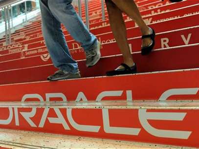 Attendees walk down branded steps at the 29th Oracle OpenWorld in San Francisco October 2, 2011. Foto: Susana Bates / Reuters
