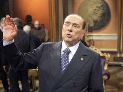 A combo shows file photos of Karima El Mahroug of Morocco posing during a photocall at the Karma disco in Milan November 14, 2010 and Italy's former Prime Minister Silvio Berlusconi waving as he arrives for a meeting of the European People's Party in Brussels June 28, 2012. Foto: Stringer (L) and Sebastien Pirlet / Reuters