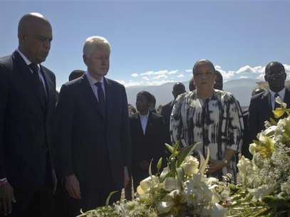 Haiti's President Michel Martelly (L), former U.S. president Bill Clinton (2nd L) and Haiti's First Lady Sophia Martelly (2nd R) visit a memorial service remembering the lives lost in the January 2010 earthquake at the mass burial site at Morne St. Christophe January 12, 2013. Clinton flew to Haiti on Saturday to join the country's president, Michel Martelly, at an official commemoration of the third anniversary of the earthquake that decimated the capital and killed more than 250,000 people. Foto: Swoan Parker / Reuters