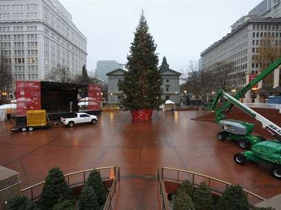 The Christmas tree, target of Somali-born Osman Mohamud, is seen in Pioneer Courthouse Square in Portland, Oregon, November 27, 2010. Foto: Steve Dipaola / Reuters