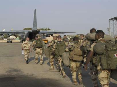 French troops prepare to board a transport plane in N'Djamena, Chad, in this photo released by the French Army Communications Audiovisual office (ECPAD) on January 12, 2013. Foto: ECPAD / Reuters