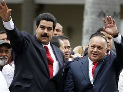 Venezuelan Vice President Nicolas Maduro (L) arrives with National Assembly President Diosdado Cabello during the assembly inauguration in Caracas January 5, 2013. Foto: Carlos Garcia Rawlins / Reuters