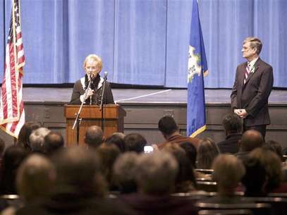 Newtown First Selectwoman E. Patricia Llodra speaks during a community meeting at the Newtown High school on the future of Sandy Hook Elementary School the site of the second-deadliest school shooting in U.S. History in Newtown, Connecticut January 13, 2013. Foto:  Michelle McLoughlin / Reuters