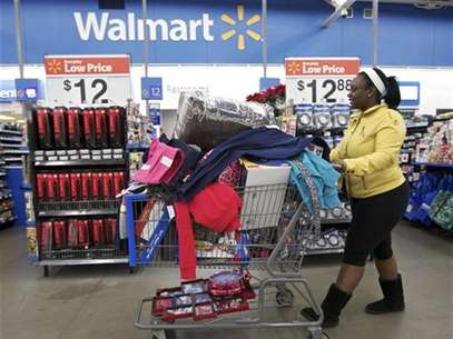 Tasha heads to checkout at a Walmart Store in Chicago, November 23, 2012. Foto: John Gress / Reuters