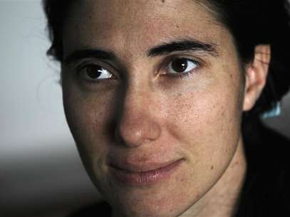 Cuban dissident blogger Yoani Sanchez listens to a question during an interview with Reuters at her home in Havana, in this February 9, 2011 file photo. Foto: Desmond Boylan / Reuters
