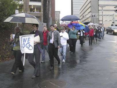 Same-sex couples and their supporters marched through the streets of downtown Winston-Salem, North Carolina, January 14, 2013 after seeking marriage licenses that they knew they would be denied. They sang "as long as it takes, love won't be denied" as they walked in the rain. Holding the "We Do" sign at the front is Jasmine Beach-Ferrara, executive director of the Campaign for Southern Equality, which is leading the "We Do" push for marriage equality in seven Southern states in January. She also is a minister in the United Church of Christ. Foto: Colleen Jenkins / Reuters