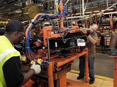 Ford Assembly workers install a battery onto the chassis of a Ford Focus Electric vehicle at the Michigan Assembly Plant in Wayne, Michigan November 7, 2012. Foto: Rebecca Cook / Reuters