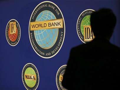 A man is silhouetted against the logo of the World Bank at the main venue for the International Monetary Fund (IMF) and World Bank annual meeting in Tokyo October 10, 2012. Foto: Kim Kyung-Hoon / Reuters