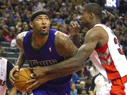 Sacramento Kings' DeMarcus Cousins drives to the basket past Toronto Raptors' Ed Davis (R) in the second half of their NBA basketball game in Toronto January 4, 2013. Foto: Fred Thornhill / Reuters