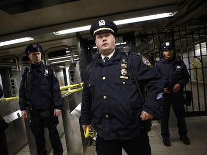 Police officers are seen at a closed subway station in New York January 15, 2013. Foto: Eric Thayer / Reuters
