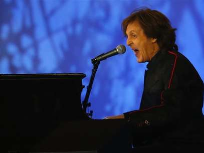 Musician Paul McCartney performs during the opening ceremony of the London 2012 Olympic Games at the Olympic Stadium July 27, 2012. Foto: Mike Blake / Reuters