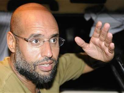 Saif Al-Islam, son of Libyan leader Muammar Gaddafi, gestures as he talks to reporters in Tripoli August 23, 2011. Foto: Paul Hackett / Reuters