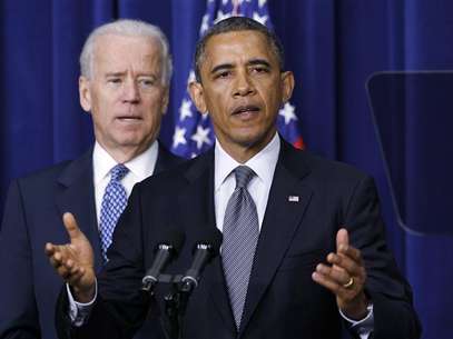 U.S. President Barack Obama (R) and Vice President Joe Biden announce a series of proposals to counter gun violence during an event at the White House in Washington January 16, 2013. Foto: Kevin Lamarque / Reuters