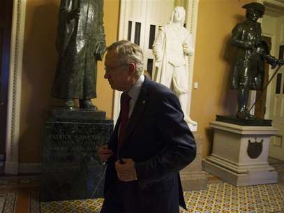 U.S. Senate Majority Leader Harry Reid (D-NV) walks to his office at the U.S. Capitol after returning from a meeting with President Barack Obama at the White House in Washington December 28, 2012. Foto: Mary Calvert / Reuters
