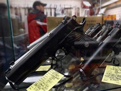 A display of 7-round .45 caliber handguns are seen at Coliseum Gun Traders Ltd. in Uniondale, New York January 16, 2013. Foto: Shannon Stapleton / Reuters