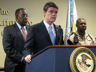 John Morton, director del Servicio de Inmigración y Control de Aduanas de Estados Unidos, habla en conferencia de prensa el jueves 17 de enero de 2013, en Savannah, Georgia, mientras es acompañado por el fiscal de distrito Edward Tarver, a la izquierda. Las autoridades federales anunciaron la desarticulación de una red de explotación sexual de inmigrantes sin autorización legal que obligaba a mujeres a prostituirse y ser tratadas como esclavas entre ciudades en Georgia, Florida, Carolina del Norte y Carolina del Sur.  Foto: Russ Bynum / AP
