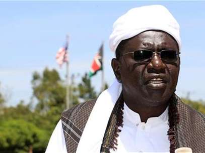 Malik Obama, half-brother of U.S. President Barack Obama, speaks during an interview with Reuters on Obama's re-election as U.S. President in his ancestral home village of Nyangoma Kogelo, 430 km (367 miles) west of Kenya's capital Nairobi, November 7, 2012. Foto: Thomas Mukoya / Reuters