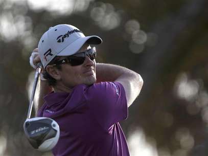 Justin Rose of England watches his shot from the ninth tee during the second round of the Abu Dhabi Golf Championship at the Abu Dhabi Golf Club January 18, 2013. Foto: Jumana ElHeloueh / Reuters