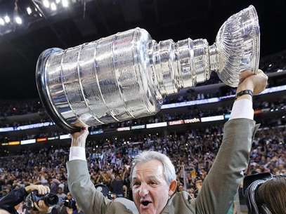 Los Angeles Kings head coach Darryl Sutter hoists the Stanley Cup after the Kings defeated the New Jersey Devils in Game 6 of the NHL Stanley Cup hockey final in Los Angeles, June 11, 2012. Foto: Mike Blake / Reuters