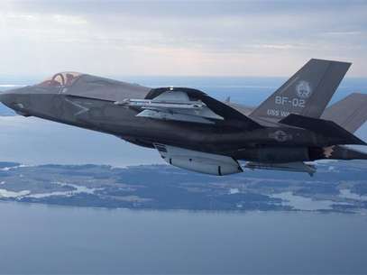 The U.S. Marine Corps version of Lockheed Martin's F35 Joint Strike Fighter, F-35B test aircraft BF-2 flies with external weapons for the first time over the Atlantic test range at Patuxent River Naval Air Systems Command in Maryland in a February 22, 2012 file photo. Foto: Lockheed Martin / Reuters
