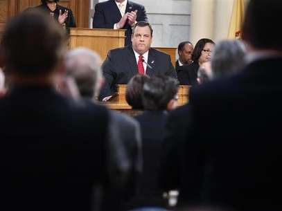 New Jersey Governor Chris Christie receives a standing ovation as he gives his State of the State address in the assembly chamber in Trenton, New Jersey, January 8, 2013. Foto: Carlo Allegri / Reuters