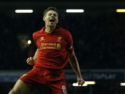 Steven Gerrard celebrates his goal in a 5-0 thrashing over Norwich.  Foto: Reuters In English