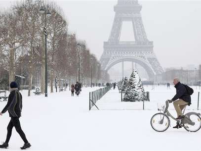 A man rides a Velib self-service public bicycle as he makes his way along a snow-covered area at the Champs de Mars near the Eiffel Tower in Paris January 19, 2013. Foto: John Schults / Reuters