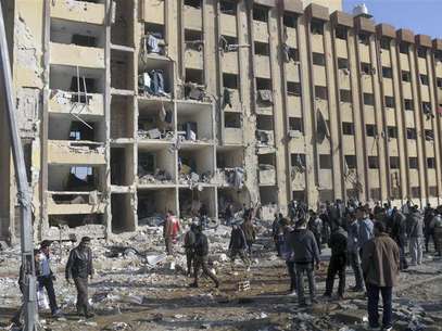 Residents stand near buildings damaged by what activists said were missiles fired by a Syrian Air Force fighter jet loyal to President Bashar al-Assad in Daraya January 18, 2013, in this picture provided by Shaam News Network. Foto: Kenan Al-Derani / Reuters