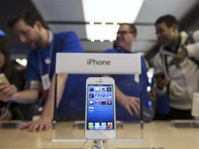 An Apple iPhone 5 phone is displayed in the Apple Store on 5th Avenue in New York, September 21, 2012. Foto: Lucas Jackson / Reuters
