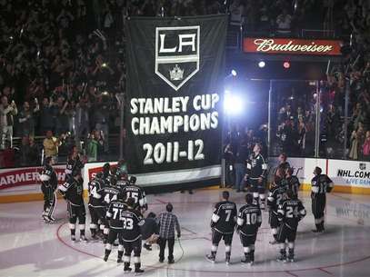 Los Angeles Kings players watch as their Stanley Cup championship banner is raised at the Staples Center before their NHL hockey game against the Chicago Blackhawks in Los Angeles, California, January 19, 2013. Foto: Lucy Nicholson / Reuters